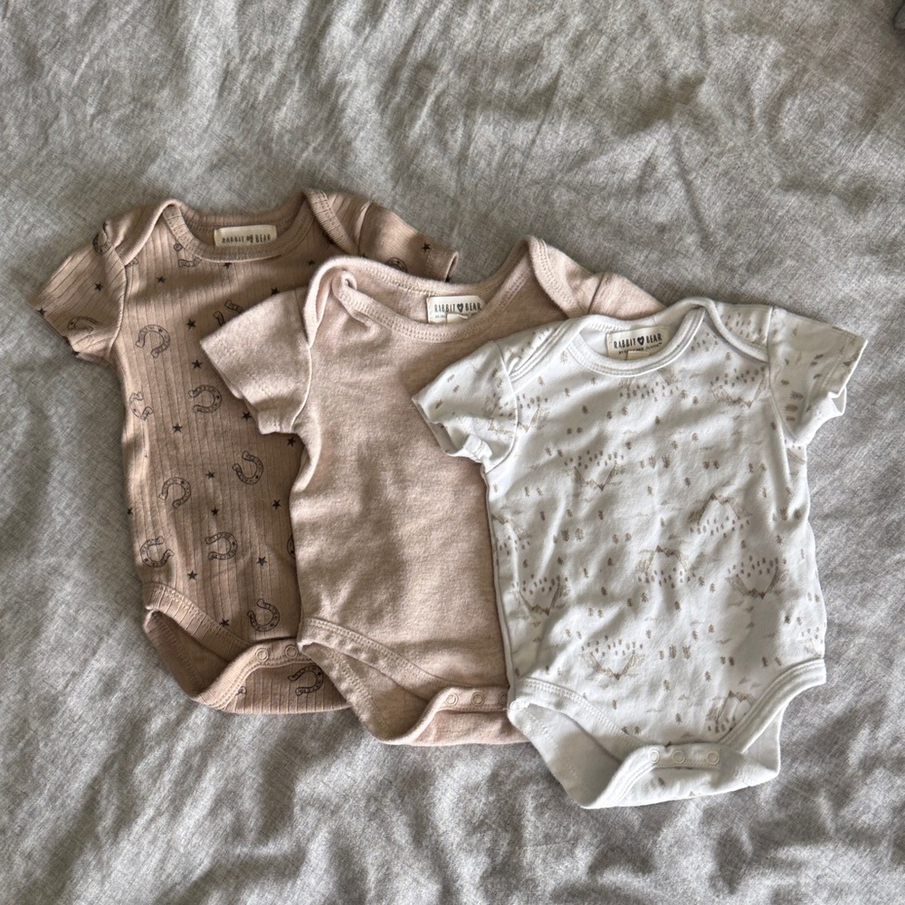 Set of Neutral Baby onesies (3 ct)